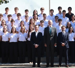 Su Majestad el Rey con los organizadores del Programa "Becas Europa" y algunos de los becados.