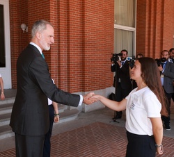 Don Felipe recibe el saludo de una de las becadas.