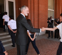 Don Felipe recibiendo el saludo de los participantes en la XXI Edición del Programa "Becas Europa"