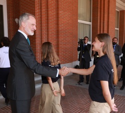 Don Felipe con los becados por el Programa "Becas Europa" de la Universidad Francisco de Vitoria.