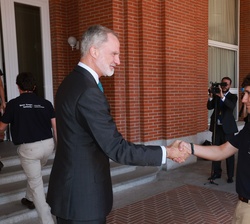 Don Felipe recibe el saludo de uno de los asistentes a la audiencia.