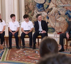 Don Felipe junto a los participantes en el Programa "Becas Europa".