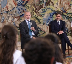 Momento en el que Don Felipe dirige unas palabras a los becados asistentes a la audiencia.