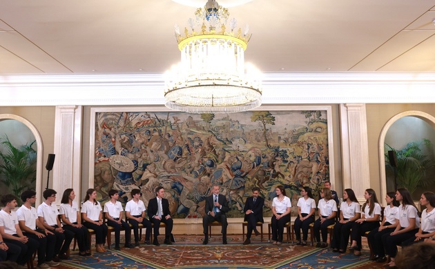 Su Majestad el Rey dirige unas palabras a los participantes en la XXI Edición del Programa "Becas Europa" de la Universidad Francisco de Vitoria.