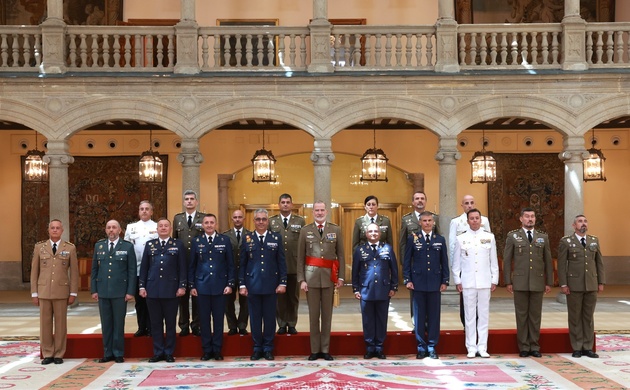 Su Majestad el Rey en la audiencia a un grupo de coroneles y capitán de navío