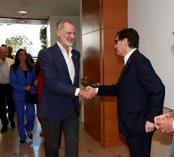 Su Majestad el Rey recibe el saludo del president de la Generalitat de Cataluña, Salvador Illa