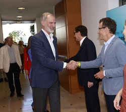 Don Felipe recibe el saludo del director general de la Fundación Princesa de Girona, Francisco Belil
