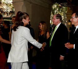 Su Alteza Real la Princesa de Asturias recibe el saludo del presidente de la Fundación Princesa de Girona, Francisco Belil