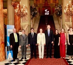 Fotografía de grupo de SS.MM. los Reyes y SS.AA.RR. la Princesa de Asturias y la Infanta Sofía junto a las autoridades que les recibieron a su llegada