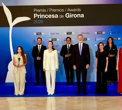 Fotografía de grupo de la Familia Real junto a los ganadores de los Premios Princesa de Girona 2026