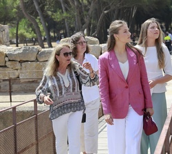 Sus Altezas Reales la Princesa de Asturias y de Girona y la Infanta doña Sofía a su llegada al conjunto arqueológico de la ciudad griega y romana de E