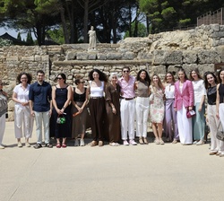 Doña Leonor y Doña Sofía junto a los jóvenes participantes en los programas de la Fundación Princesa de Girona