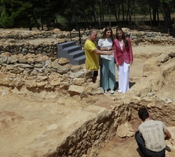 Sus Altezas Reales se interesan por el avance las excavaciones arqueológicas