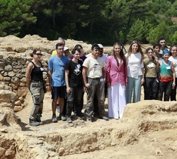 Doña Leonor y Doña Sofía junto a los alumnos del 80º Curso de arqueología de Empúries.