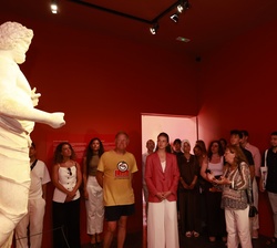 Sus Altezas Reales durante la visita al museo del conjunto arqueológico de Empúries.
