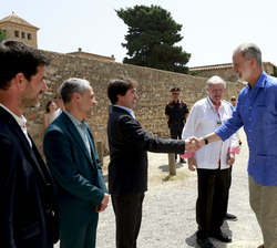 Sus Majestades los Reyes reciben el saludo de las autoridades a su llegada al Conjunto Arqueológico de Empúries.