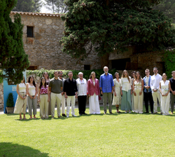 Sus Majestades los Reyes y Sus Altezas Reales junto a los componentes del Consejo Asesor Joven de la Fundación Princesa de Girona.