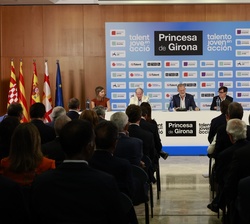 S.M. el Rey ocupa su lugar en la mesa presidencial de la sala donde ha tenido lugar la XXXIX Reunión del Patronato de la Fundación Princesa de Girona