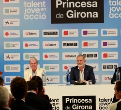 Su Majestad el Rey durante la reunión