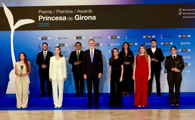 Fotografía de grupo de la Familia Real junto a los ganadores de los Premios Princesa de Girona 2026