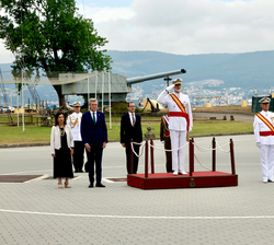 Su Majestad el Rey durante los Honores de Ordenanza