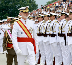 Su Majestad el Rey pasa revista a la fuerza formada en la explanada