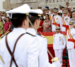 Don Felipe ocupa su lugar en la presidencia para el inicio de la ceremonia