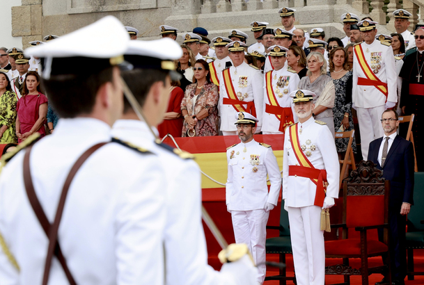 Don Felipe ocupa su lugar en la presidencia para el inicio de la ceremonia