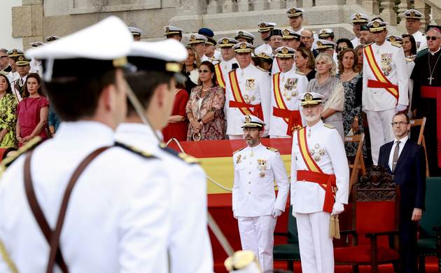 Don Felipe ocupa su lugar en la presidencia para el inicio de la ceremonia