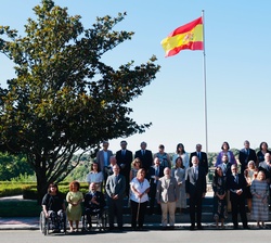 Sus Majestades los Reyes junto a los miembros del Comité Español de Representantes de Personas con Discapacidad (CERMI)