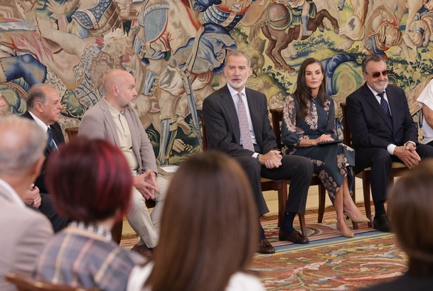 Don Felipe y Doña Letizia con los componentes del Comité Español de Representantes de Personas con Discapacidad