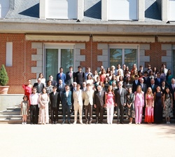 Los Reyes y Sus Altezas Reales la Princesa Leonor y la Infanta Doña Sofía junto a alumnos, patrocinadores y miembros del Patronato del la Fundación Co