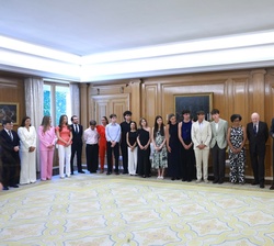 Su Majestad el Rey dirige unas palabras a los asistentes a la audiencia.