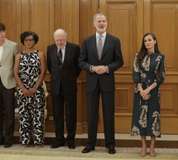 Don Felipe y Doña Letizia junto a los asistentes a la audiencia con el Patronato de la Fundación Comité Español de los Colegios del Mundo Unido