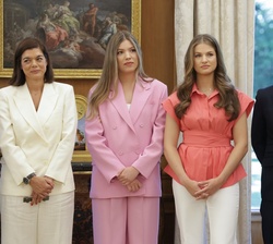 Sus Altezas Reales la Princesa Leonor y la Infanta Doña Sofía junto a los asistentes a la audiencia con el Patronato de la Fundación Comité Español de