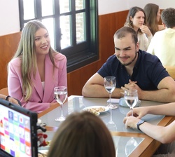 Doña Sofía conversando con los jóvenes participantes en el encuentro.