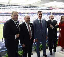Sus Majestades los Reyes junto al Presidente del Gobierno, el Presidente de la Real Federación Española de Fútbol, y otras autoridades que acudieron a