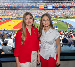 Sus Altezas Reales la Princesa de Asturias y la Infanta Doña Sofía momentos antes del comienzo de la final de la Copa Mundial de Fútbol.
