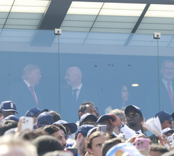 Sus Majestades los Reyes presenciando el partido de fútbol junto al Presidente de los Estados Unidos de América y el Presidente de la FIFA.