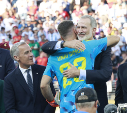 Don Felipe felicita al portero de la selección, Unai Simón, por su obtención del trofeo al portero que menos goles ha recibido en el campeonato.