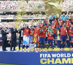 Don Felipe acompañó a los componente de la Selección Española en el momento de alzar el trofeo como campeones del mundo.