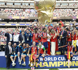 Sus Majestades los Reyes y Sus Altezas Reales la Princesa de Asturias y la Infanta Doña Sofía junto a los jugadores de la Selección y el trofeo de Cam