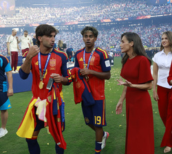 Sus Majestades los Reyes y Sus Altezas Reales acompañando a los jugadores de la Selección durante su vuelta al terreno de juego.