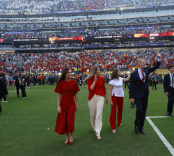 Sus Majestades los Reyes y Sus Altezas Reales la Princesa y la Infanta Doña Sofía saludando a los aficionados que se desplazaron hasta Nueva York.