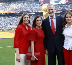 Sus Majestades los Reyes y Sus Altezas Reales la Princesa de Asturias y la Infanta Doña Sofía en el terreno de juego donde la Selección Española de Fú
