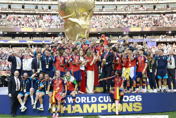 Sus Majestades los Reyes y Sus Altezas Reales la Princesa de Asturias y la Infanta Doña Sofía junto a los jugadores de la Selección y el trofeo de Cam