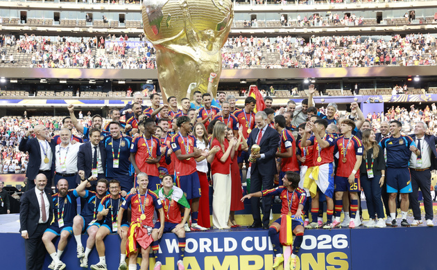 Sus Majestades los Reyes y Sus Altezas Reales la Princesa de Asturias y la Infanta Doña Sofía junto a los jugadores de la Selección y el trofeo de Cam