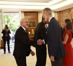 Su Majestad el Rey recibe el saludo del seleccionador español, Luis de la Fuente