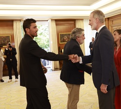 Don Felipe recibe el saludo del capitán de la Selección Española, Rodrigo Hernández