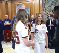 Su Majestad el Rey y Sus Altezas Reales la Princesa de Asturias y la Infanta Sofía conversan con el jugador español, Nico Williams